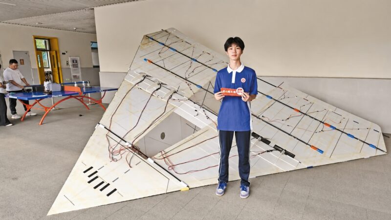 Estudantes chineses constroem avião de papel teleguiado de 6,06 metros e realizam voo de quase 15 minutos em projeto escolar para tentar recorde mundial