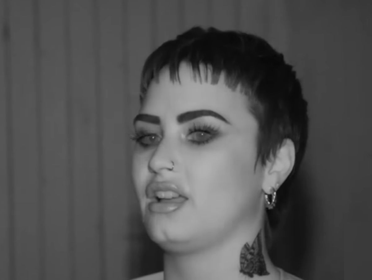 Saiba mais sobre ovni ou muita maconha? miley cyrus e demi lovato já reviram seus relatos