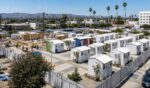 Los Angeles inicia construção de 51 microcasas em East Hollywood para abrigar pessoas em situação de rua