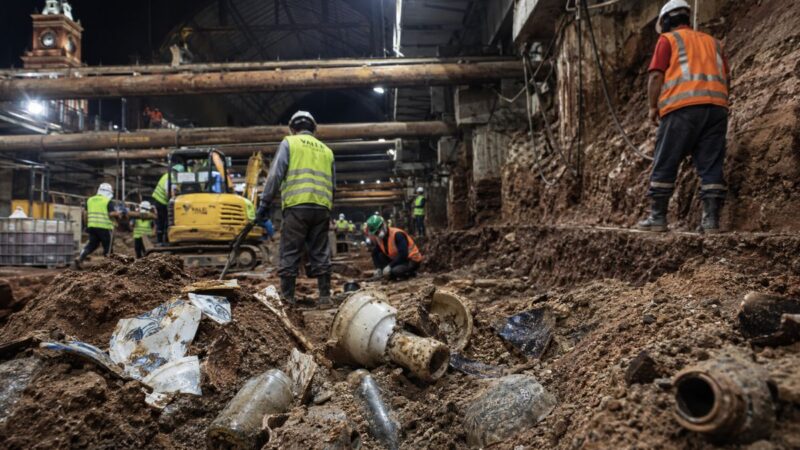 Operários encontram mais de 6 mil artefatos centenários durante escavações na Estação da Luz
