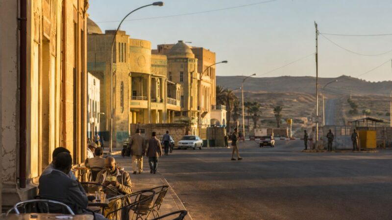 Eritreia impõe controle rigoroso sobre visitantes, bloqueia redes sociais e opera sem caixas eletrônicos