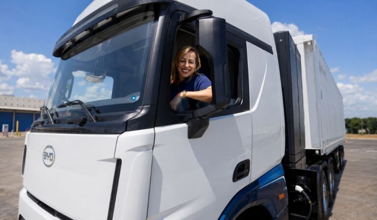 Magda Hungria, mãe de três, torna-se primeira mulher a dirigir carreta elétrica da BYD no Brasil