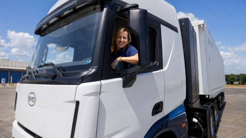 Magda Hungria, mãe de três, torna-se primeira mulher a dirigir carreta elétrica da BYD no Brasil