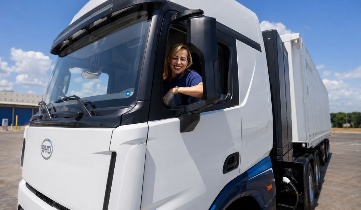 Magda Hungria, mãe de três, torna-se primeira mulher a dirigir carreta elétrica da BYD no Brasil
