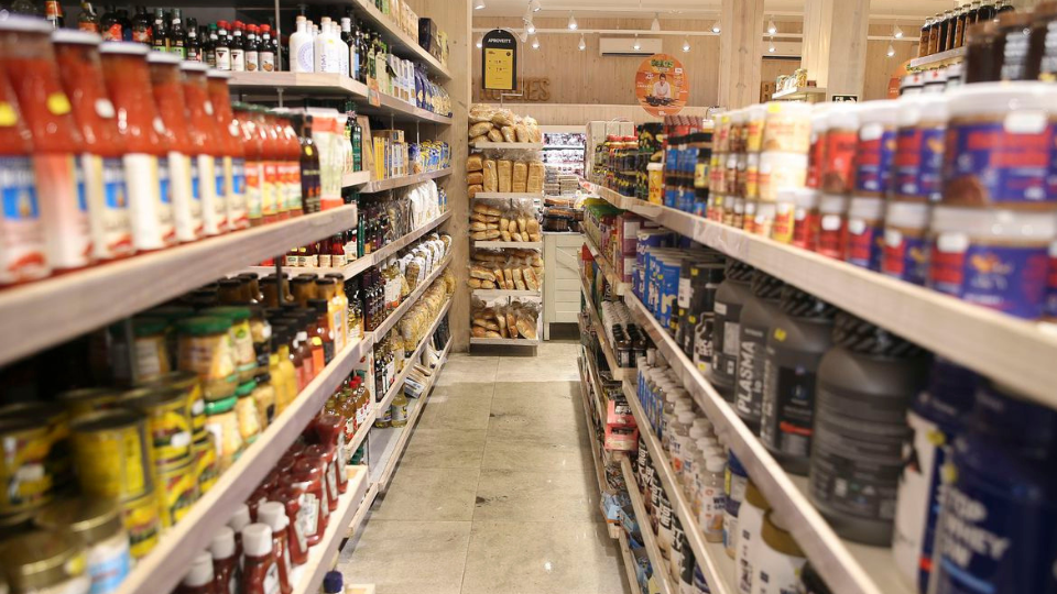 Vendas no comércio recuam 1,5% em abril, impactadas por combustíveis