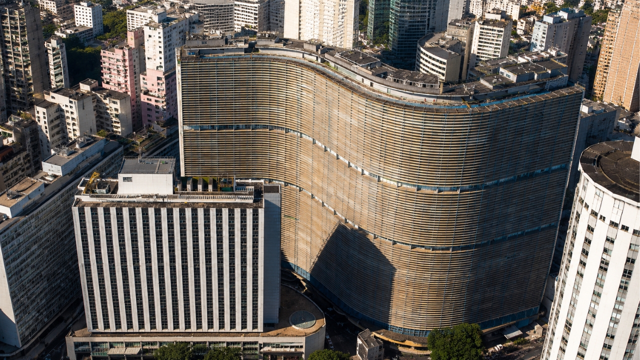 Edifício Copan, no coração de São Paulo, é o maior conjunto residencial da América Latina e abriga 1.160 apartamentos