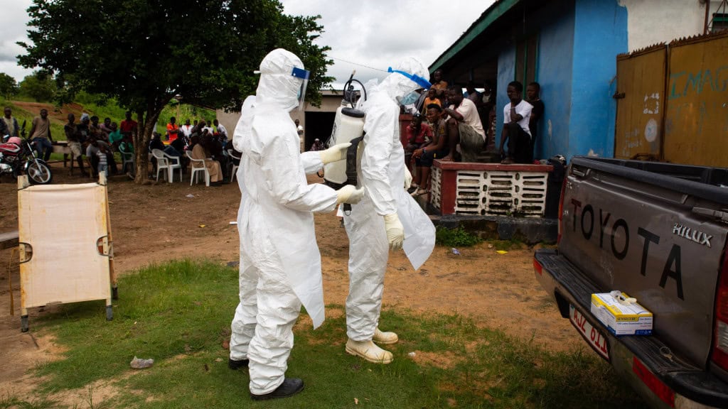 Veja como da floresta ao smartphone: a conexão entre ebola e mineração