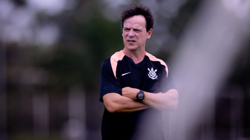 Comissão técnica de Fernando Diniz e dirigentes do Corinthians retomam atividades no CT