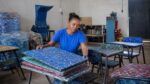 Projeto Ekonatura em Cabo Verde transforma resíduos em carteiras escolares processando 100 kg por hora