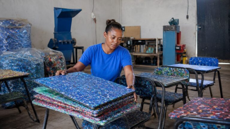 Projeto Ekonatura em Cabo Verde transforma resíduos em carteiras escolares processando 100 kg por hora