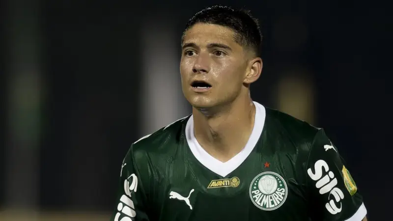 Real Betis monitora Emiliano Martínez, mas Palmeiras resiste a negociações
