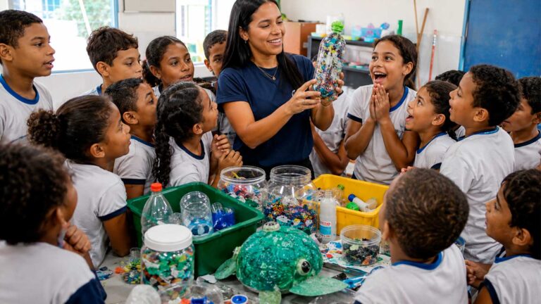 Ex-aluna retorna a escola da zona sul de SP e mobiliza mais de 100 crianças em ação sobre garrafas PET
