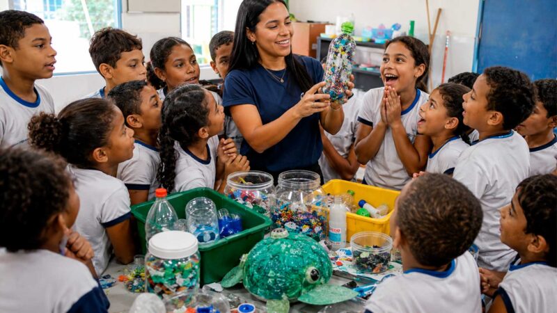 Ex-aluna retorna a escola da zona sul de SP e mobiliza mais de 100 crianças em ação sobre garrafas PET