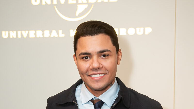 Felipe Araújo renova contrato com Universal Music Brasil e celebra 10 anos de carreira solo
