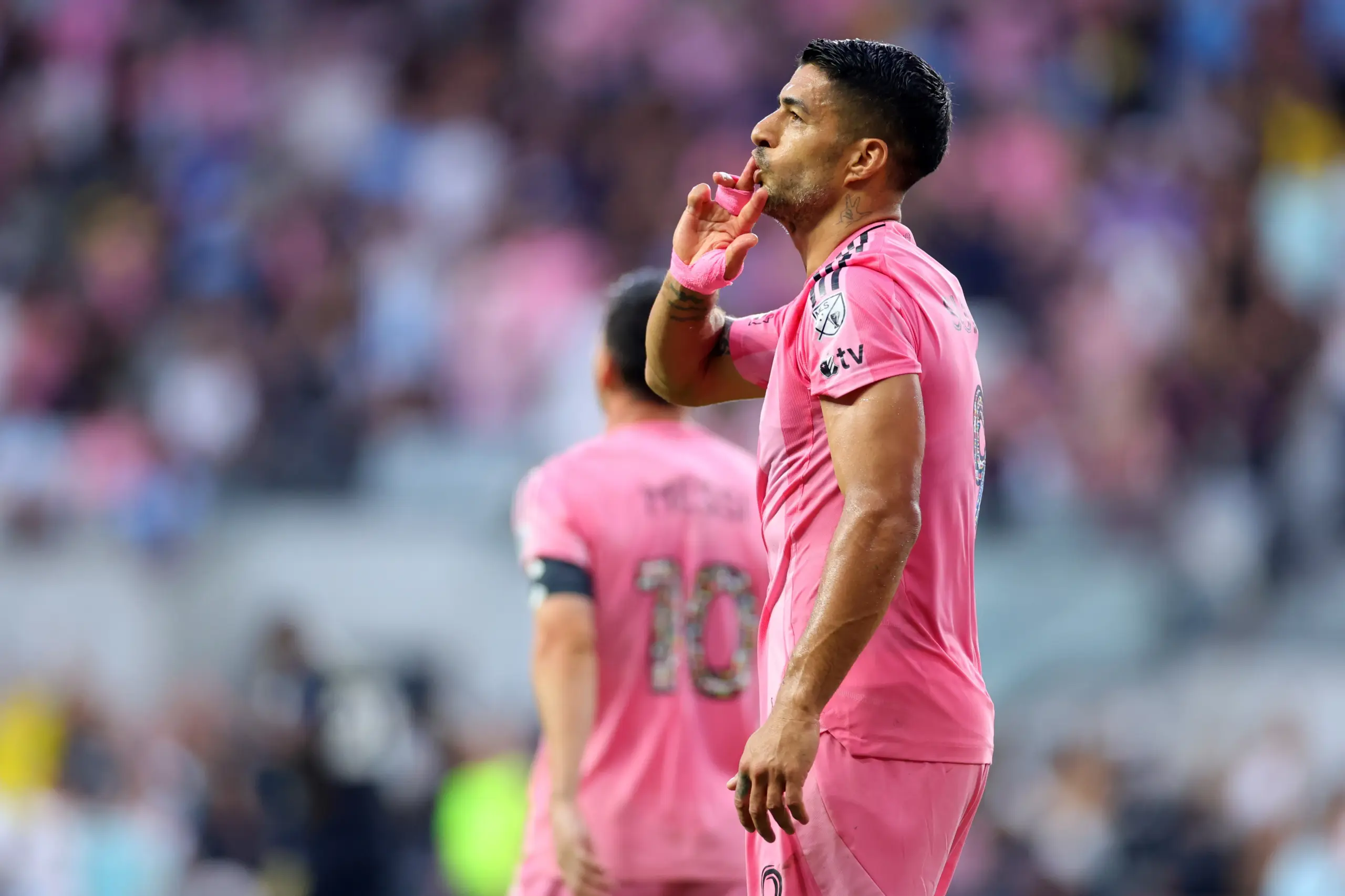 Luis Suárez evita críticas a Bielsa, revela frustração por ficar de fora da Copa