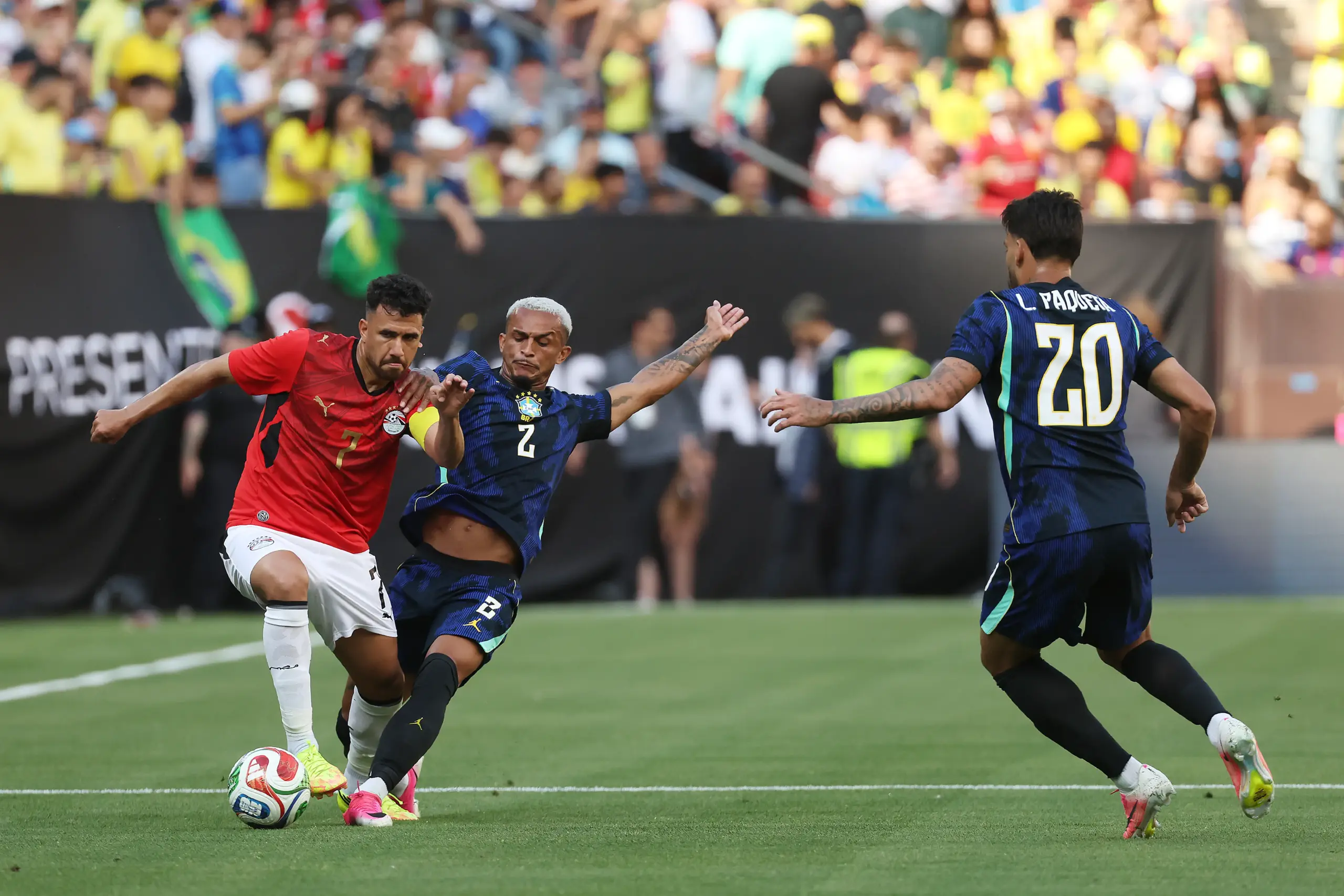 Veja como ex-flamengo, wesley é flagrado mancando muito após brasil x egito e eleva risco de corte