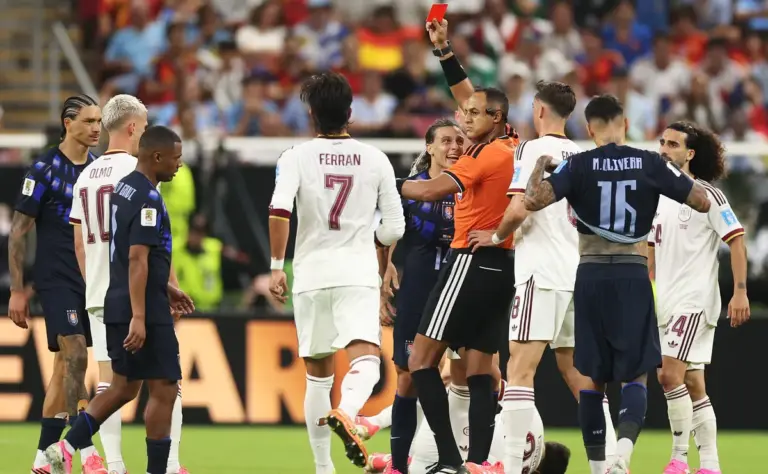 Jornais uruguaios criticam com severidade eliminação da seleção após derrota para a Espanha