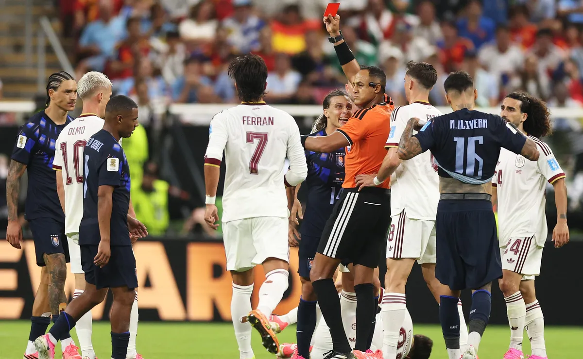 Jornais uruguaios criticam com severidade eliminação da seleção após derrota para a Espanha