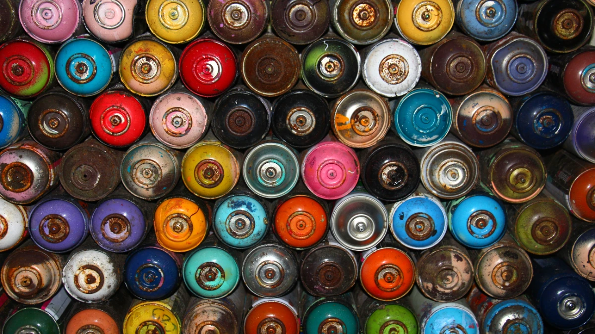 Diferenças entre grafite e pichação ficam claras em duas cenas noturnas