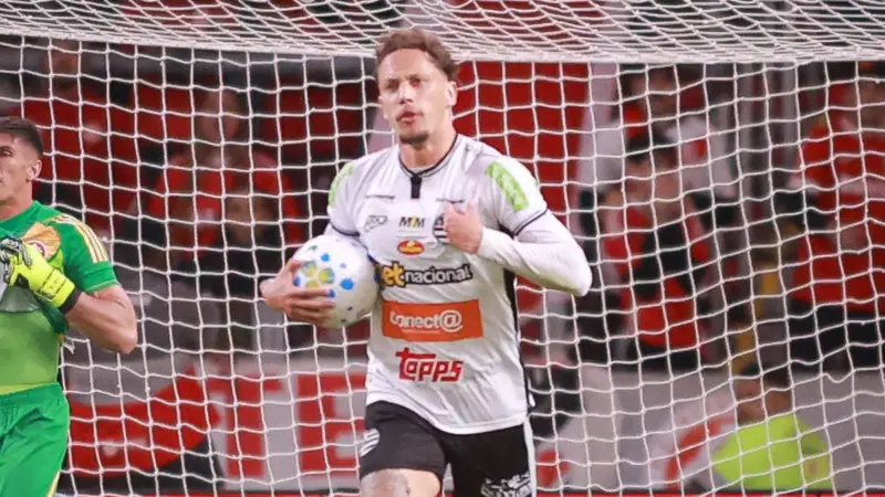 Cruzeiro e Athletic avançam por Ian Lucas; Santos perde corrida pelo volante