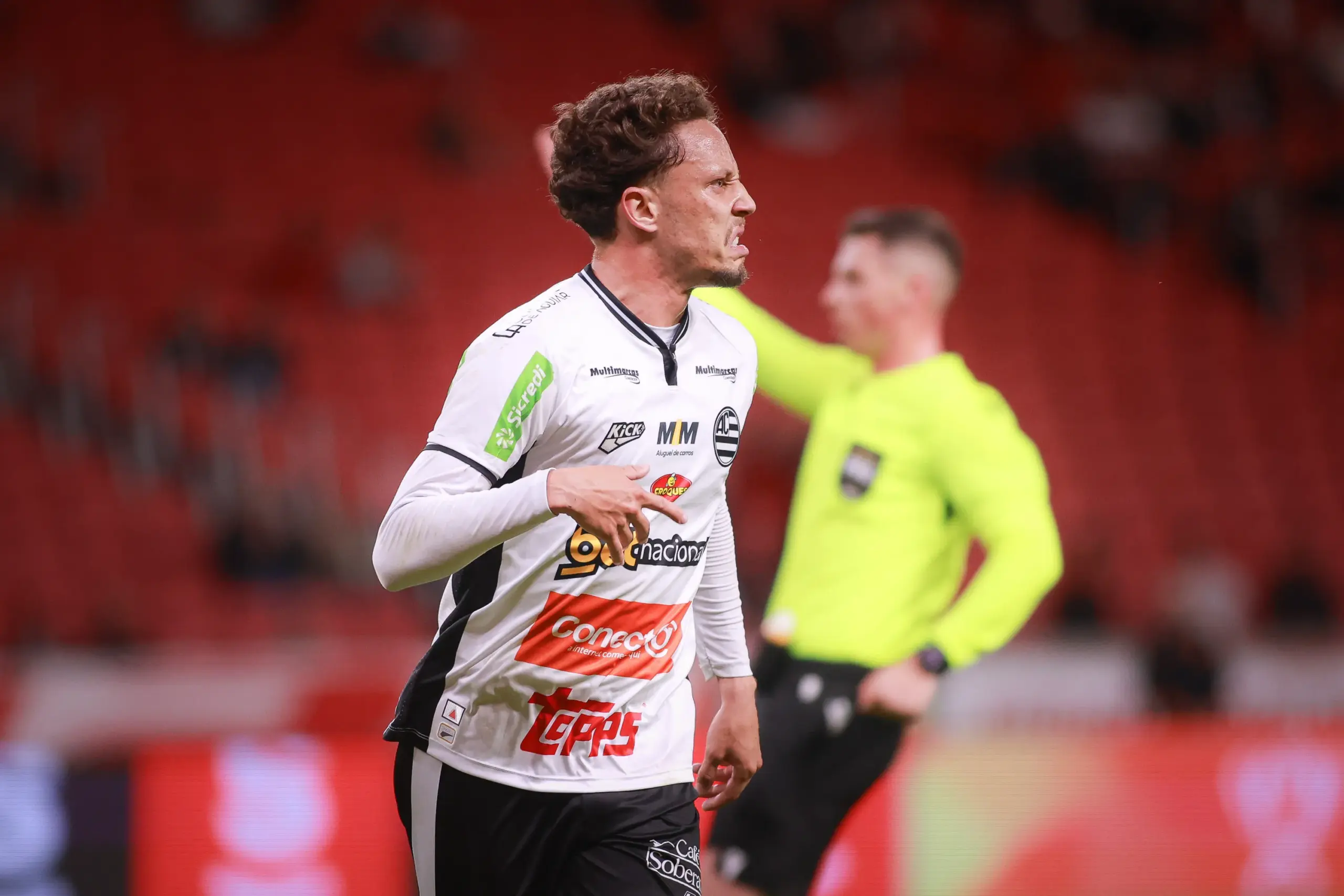 Cruzeiro e Athletic avançam por Ian Lucas; Santos perde corrida pelo volante