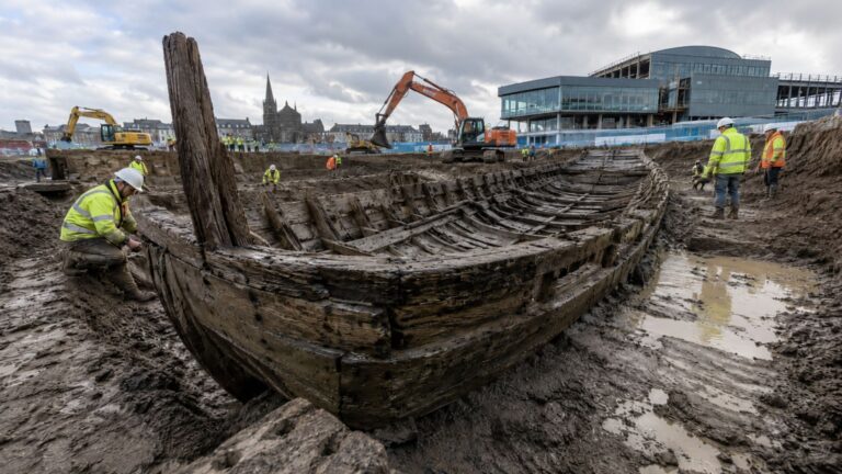 Operários encontram navio mercante medieval de 30 metros sob lama do rio em Newport
