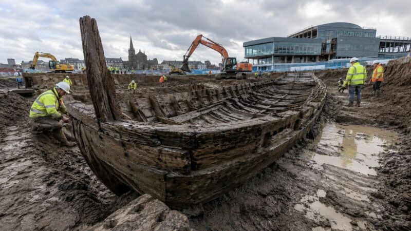 Operários encontram navio mercante medieval de 30 metros sob lama do rio em Newport
