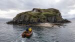 Ilha privada no arquipélago Summer Isles, na Escócia, é leiloada por £350 mil e tem apenas uma casa autossuficiente