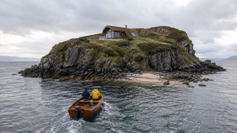 Ilha privada no arquipélago Summer Isles, na Escócia, é leiloada por £350 mil e tem apenas uma casa autossuficiente