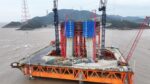 China conclui torre principal da ponte Xihoumen e amplia recorde com estrutura de 294 metros no mar