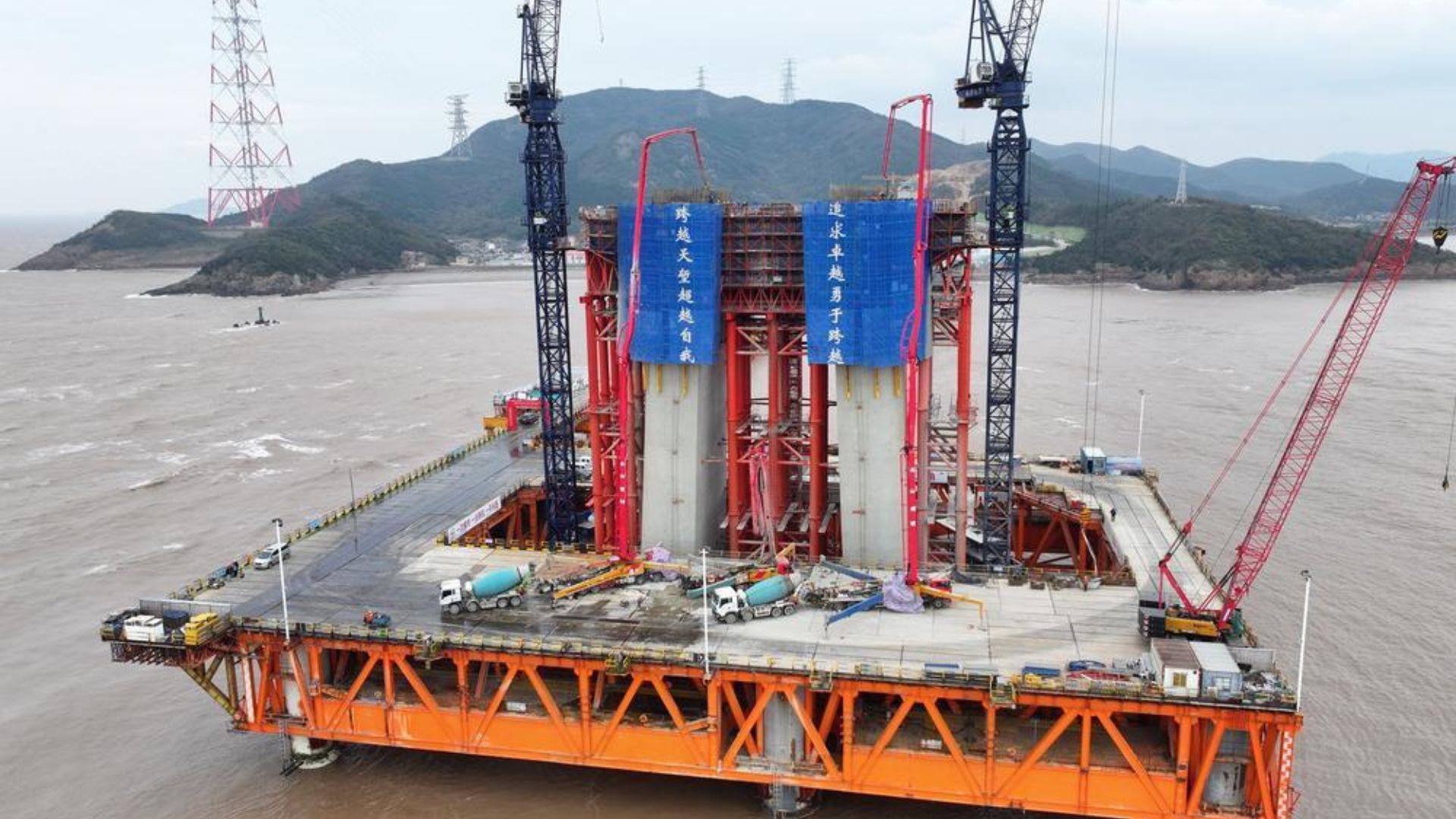 China conclui torre principal da ponte Xihoumen e amplia recorde com estrutura de 294 metros no mar
