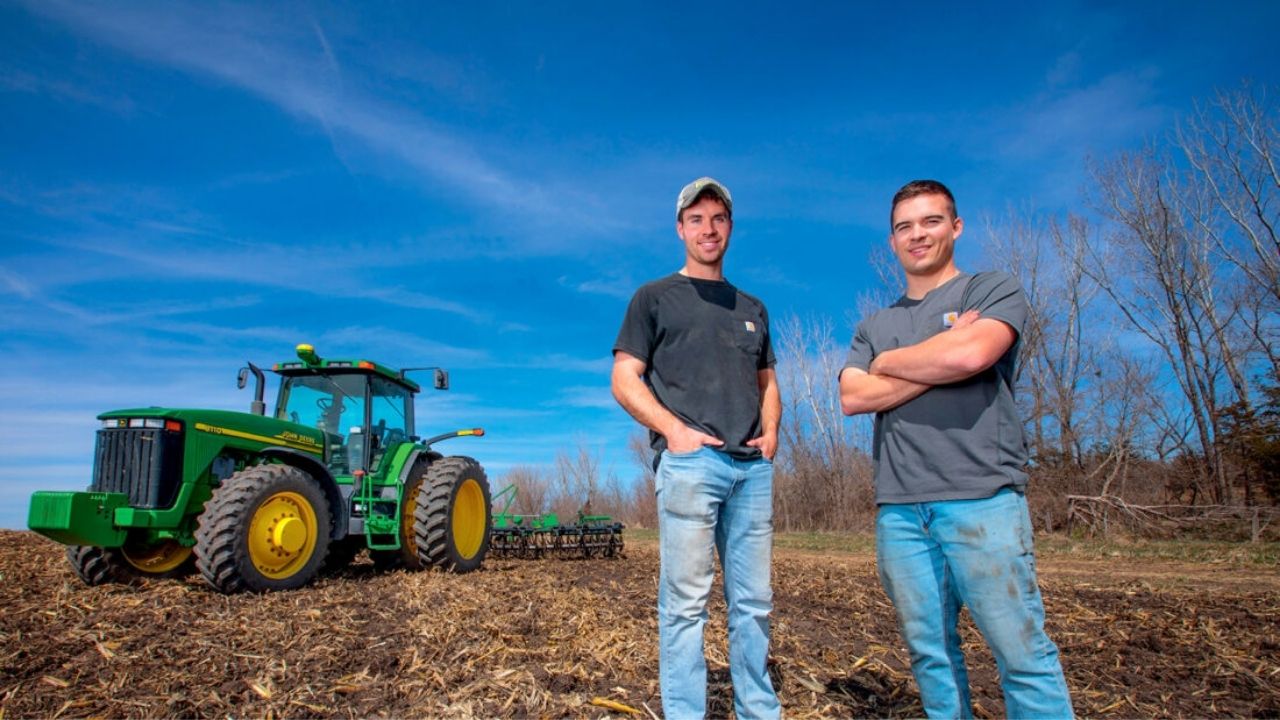 Jovem de Iowa transformou vídeos de Farming Simulator em público de 1,3 milhão e comprou fazenda de 250 acres por US$ 1,8 milhão