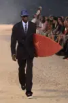 Como a cultura negra do surfe inspirou o desfile da Louis Vuitton SS27