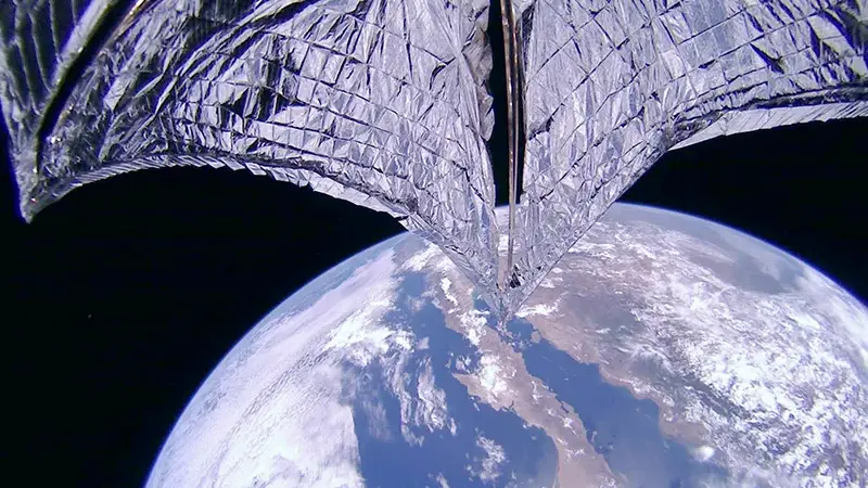 Entenda como navegar pela luz: o futuro da exploração espacial pode estar nas velas solares