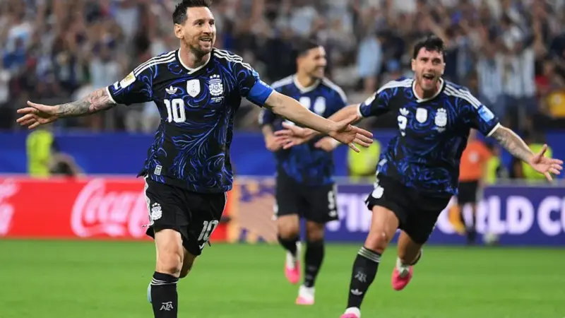 Messi entra no segundo tempo, marca falta e estabelece recorde na Copa do Mundo