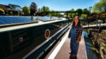 Mãe solo de quatro filhos trocou aluguel de quase £3.000 em Londres por barco de 60 pés com energia solar e Starlink