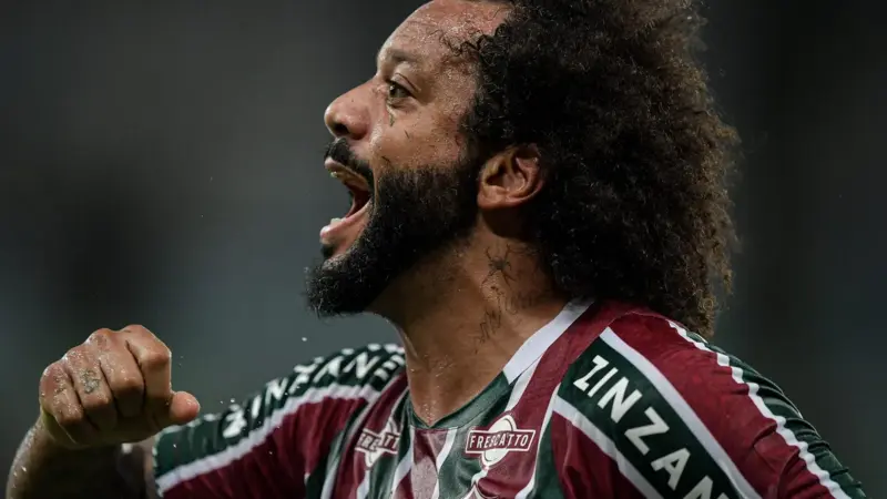 Marcelo é escoltado após confrontos de manifestantes nos arredores do Estádio Azteca durante abertura da Copa