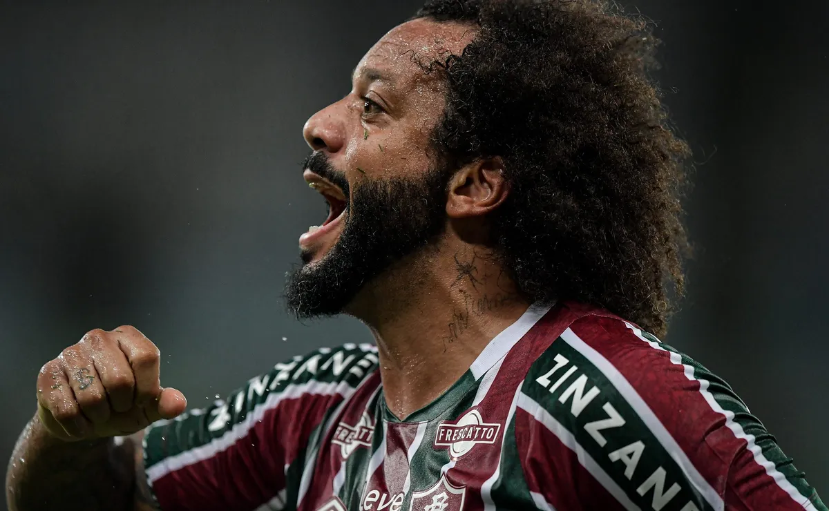 Marcelo é escoltado após confrontos de manifestantes nos arredores do Estádio Azteca durante abertura da Copa