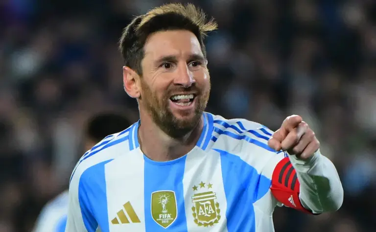 Messi marca em seu segundo toque após entrar e Argentina vence Islândia por 3 a 0