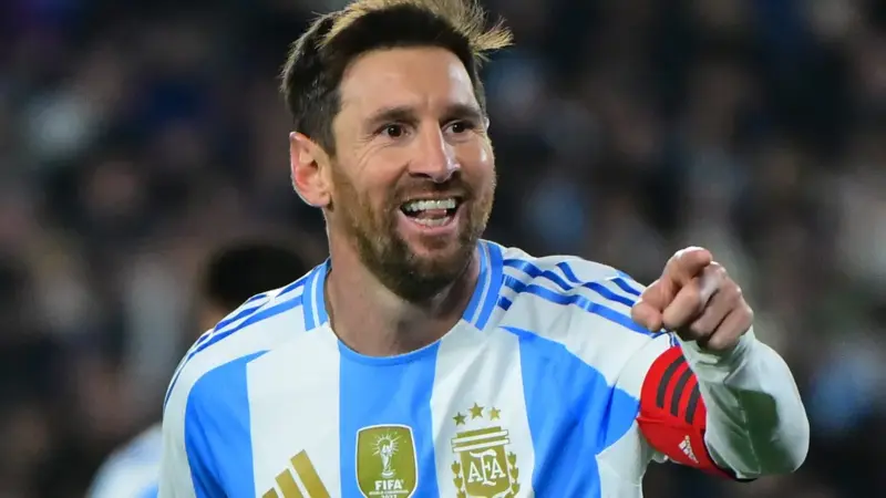 Messi marca em seu segundo toque após entrar e Argentina vence Islândia por 3 a 0