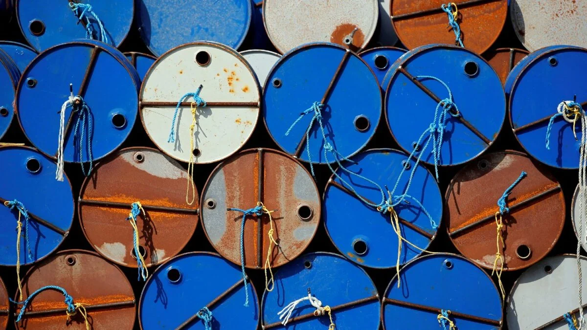 Petróleo fecha em alta após ataques entre EUA e Irã