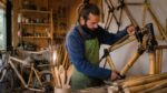 Artesão chileno transforma coligüe — bambu tratado como erva daninha — em bicicletas, bengalas e talheres