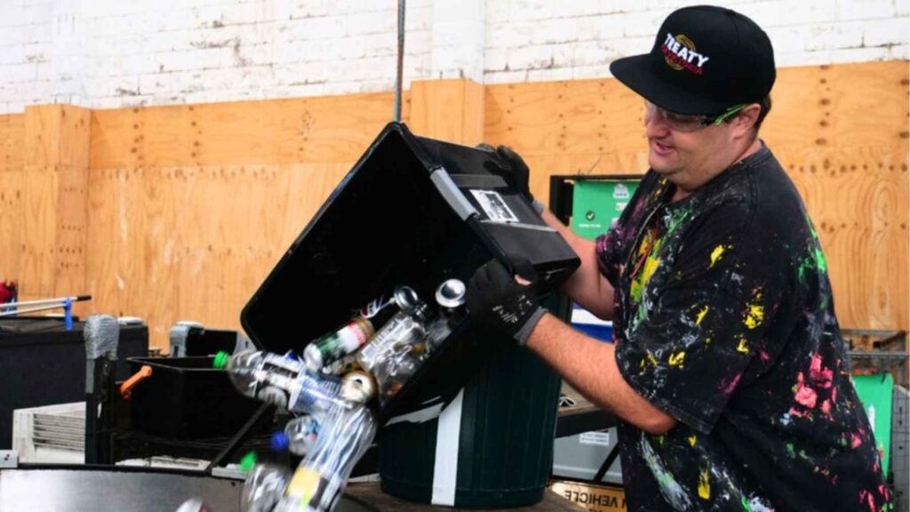 Conheça o que para muitos é lixo virou a entrada de uma casa para um australiano que passou sete anos juntando mais de 450 mil latas e garrafas em praias e festivais, mostrando como um sistema qu…