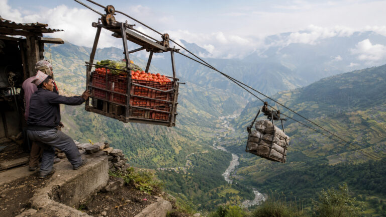 Agricultores do Nepal usam teleférico movido pela gravidade para transportar tomates entre montanhas