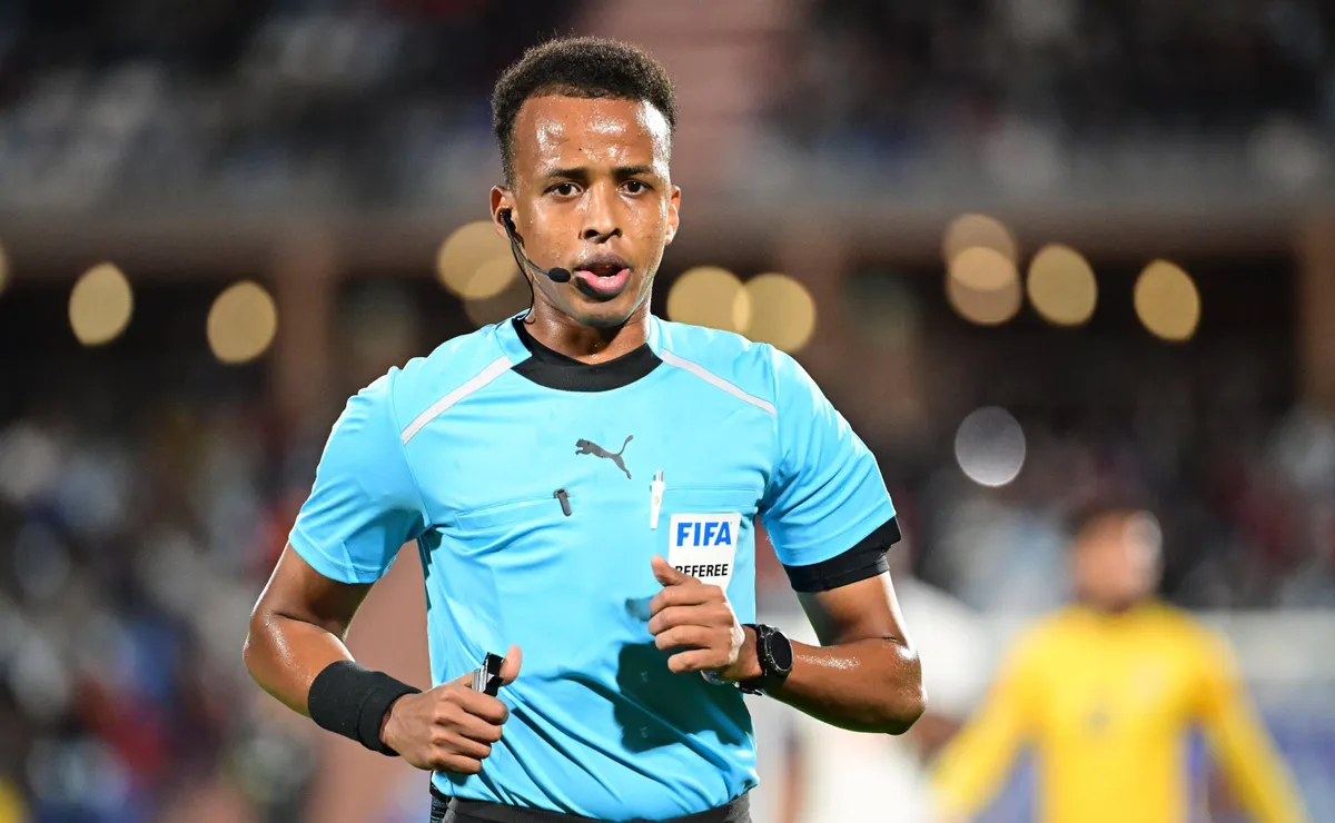 Árbitro somali impedido de entrar nos EUA para a Copa-2026 será o árbitro da Supercopa da Europa entre PSG e Aston Villa