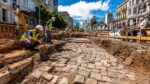 Calçamento de pedra do início do século XX é descoberto em obras no Centro Histórico de Porto Alegre e vira sítio arqueológico aberto