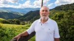 Entenda como produtor mineiro mantém fábrica de queijo de 48 anos no alto da serra do condado, usa água de mina encanada por 800 metros, guarda peças curadas por 2 anos e transforma pingo antig…