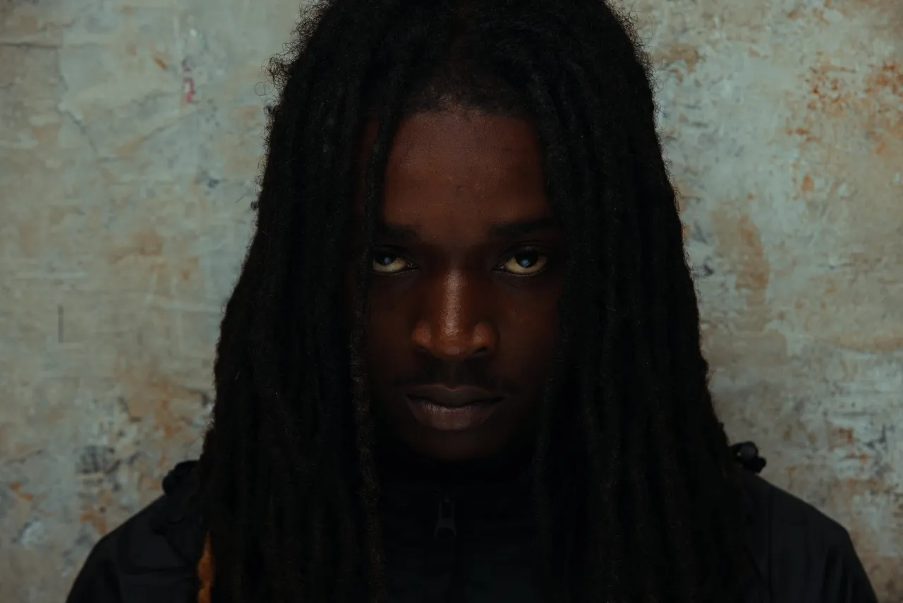 Rapper francês La Rvfleuze lança álbum de estreia após período na prisão