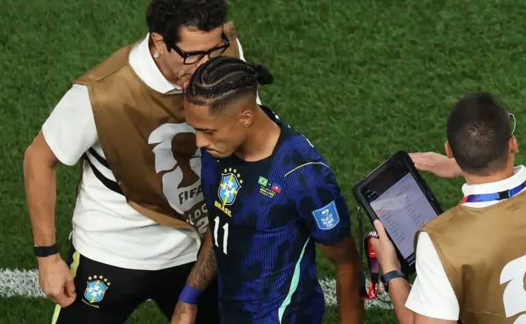 Raphinha deixa jogo do Brasil na Copa com risco de lesão na coxa