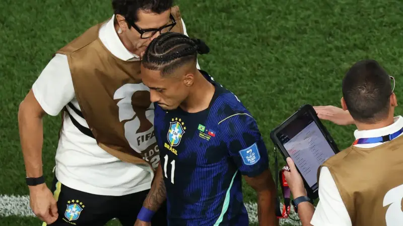 Raphinha deixa jogo do Brasil na Copa com risco de lesão na coxa